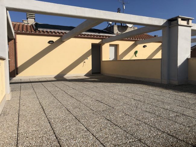 Immagine di un terrazzo con Pannelli Solari Termici